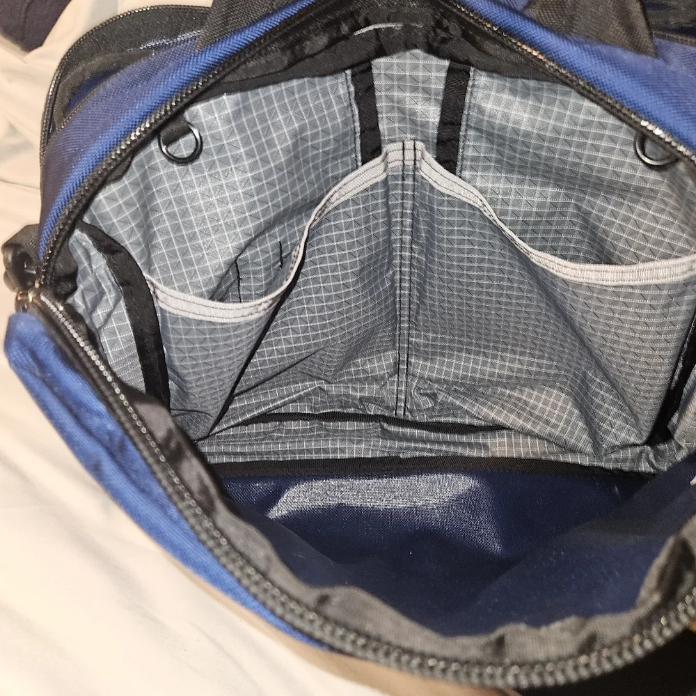 Tom Bihn Pilot Navy & Upgraded Should/Crossbody Strap - Picture 5 of 9